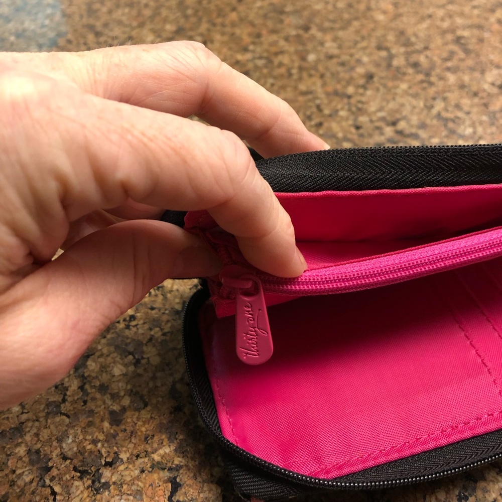 Thirty-one wristlet. - Picture 9 of 15